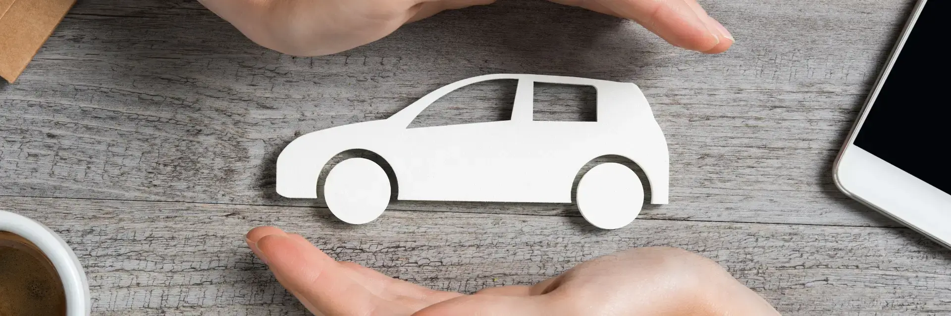 Quelqu'un tenant un objet en forme de voiture